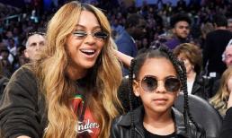 Con gái 9 tuổi Beyonce chạm tay vào chiếc cúp Grammy đầu tiên trong đời  