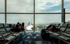 Một người đàn ông ở Mỹ đã ở lại sân bay trong ba tháng vì lo sợ dịch bệnh, nhưng không ai để ý đến anh ta