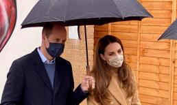 Vợ chồng Kate buồn bã xuất hiện sau thông tin William lo sợ đoạn chat riêng với Harry bị lộ 