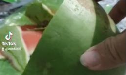 Khoe quả dưa hấu vợ mua, ông chồng khiến nhiều người ghen tỵ vì có bà xã đáng 'đồng tiền bát gạo'