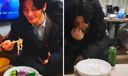 Gầy như xác ve mà vẫn phải ăn uống khổ sở để ép cân, Huỳnh Hiểu Minh thể hiện sự bất lực tột độ 