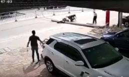 Cột điện bất ngờ đổ ngang đường, cô gái đi xe máy và cụ ông thoát khỏi 'lưỡi hái tử thần' trong gang tấc