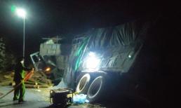 Xe tải mất lái tông vào taluy đường khiến 7 nữ giới tử vong