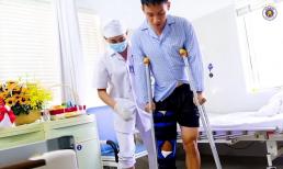 3 ngày sau chấn thương kinh hoàng, Đỗ Hùng Dũng lần đầu tập đi với nạng