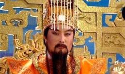 Ông nổi tiếng với vai Ngọc Hoàng trong 'Tây Du Ký', khi về quê cúng bái tổ tiên mới phát hiện hình mình in trên tiền vàng mã