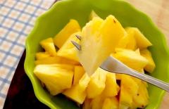 Ăn dứa, ăn trực tiếp hay ngâm nước muối là chưa đúng! Chia sẻ cách ăn dứa ngọt đúng cách và không bị rát miệng