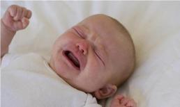 Trẻ sơ sinh luôn lăn lộn trên giường khi ngủ, bố mẹ có biết nguyên nhân đằng sau việc này không?