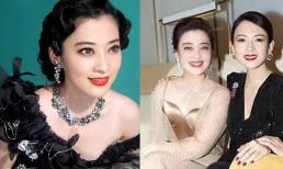 Từng là bạn cùng lớp Chương Tử Di, sự nghiệp đang lên cô lại quỵ lụy hy sinh cho chồng để rồi bị vứt bỏ, đến lúc 45 tuổi nhìn lại mới biết ai là người chiến thắng