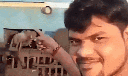 Thót tim cảnh người đàn ông 'ngang ngược' chụp ảnh tự sướng với đoàn tàu đang lao đến gần