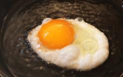 Khi chiên trứng nên dùng dầu nóng hay lạnh? Đầu bếp nói: 'Thêm một bước nữa', trứng tròn, mềm và chống dính chảo