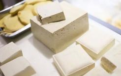 Cho đậu hũ vào tủ lạnh đông đá mà nó có công dụng 'thần kỳ' như vậy, tiếc là bây giờ mới biết đến 