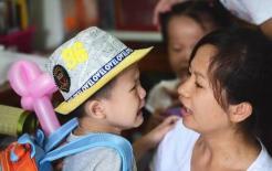 Cậu bé 7 tuổi luôn nói rằng mình bị ngứa tai sau một chuyến đi chơi, người mẹ thì nổi da gà sau khi soi đèn pin