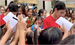 Hoa hậu Đỗ Thị Hà bị học sinh vây kín khi xuất hiện tại một trường cấp 2 ở quê nhà