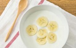 Ăn chuối với thứ này, ngày hôm sau sẽ đi ngoài ra phân đen và có mùi hôi, bụng xẹp xuống, da trắng hơn và mờ sạm hơn