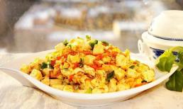 Đậu phụ và trứng là sự kết hợp hoàn hảo, chiên với giá 15 nghìn một đĩa, trẻ sẽ không bị mụn thịt sau khi ăn