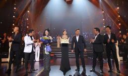 Lệ Quyên nghẹn ngào khi bất ngờ được thổi nến mừng sinh nhật trên sân khấu 