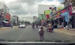 Cậu bé nhận mưa lời khen vì lễ phép cúi đầu cảm ơn khi được ô tô nhường đường