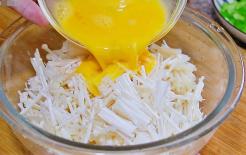 Món nấm kim châm chiên trứng đang rất hot gần đây, nhiều người chưa ăn thì thật tiếc, vì nó ngon tuyệt cú mèo 