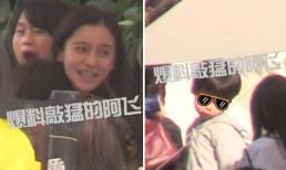 Angelababy để mặt mộc nhợt nhạt xuất hiện cùng con trai giữa tin đồn bị Huỳnh Hiểu Minh đánh đập, bán gấp nhà để ly hôn