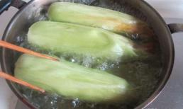 Khi luộc ngô thì cho vào nồi 'nước lạnh' hay 'nước sôi', nhiều người mắc phải sai lầm, chả trách ngô không thơm