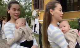 Hồ Ngọc Hà - Kim Lý vui vẻ bế cặp song sinh đi chơi, biểu cảm 'khó ở' của quý tử Leon trở thành tâm điểm gây chú ý