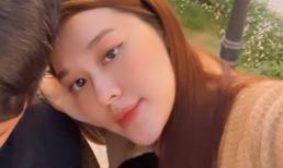 Hiếm lắm mới thấy Á hậu Tường San khoe ảnh bên ông xã đại gia, gương mặt bầu bĩnh giữa thai kỳ gây chú ý