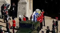 Tang lễ của Hoàng thân Philip: Nữ hoàng hốc hác, mối quan hệ của William và Harry đã thực sự tan vỡ?! 