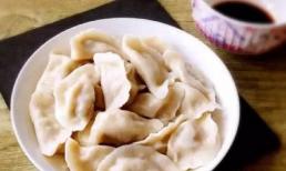 Khi làm sủi cảo, không nên trộn trực tiếp rau cải thảo. Làm thêm một bước nữa, phần nhân sẽ không chảy nước và bánh sẽ ngon hơn