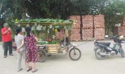 Anh bán rau khiến ai thấy cũng phải sà vào vì có cách bán hàng quá cao tay