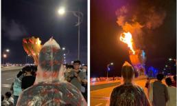 Trời không mưa nhưng lại mặc áo mưa ra ngắm cầu Rồng Đà Nẵng, thanh niên khiến du khách khó hiểu nhưng 10 phút sau ai cũng phải nể