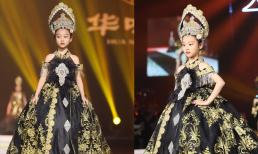 Con gái Lý Tiểu Lộ sải bước cực thần thái trên sàn catwalk, mẫu nhí 9 tuổi khiến cư dân mạng trầm trồ