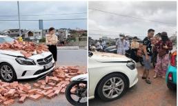 Nữ tài xế khoanh tay bất lực nhìn chiếc Mercedes tiền tỷ bị xích lô chở gạch tông móp đầu 