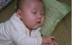 Trước khi trẻ được 8 tháng, cố gắng tránh 3 'tư thế ngủ' này càng ít càng tốt