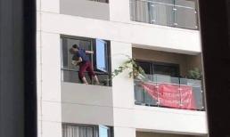Thót tim cảnh nữ giúp việc trèo hẳn ra ngoài cửa sổ chung cư để lau kính