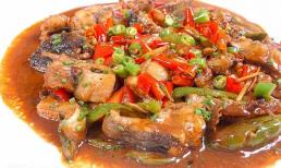 1 con cá trắm cỏ lớn, 1 chai bia, thả vào nồi, có ngay cá kho ngon tuyệt, đỡ ngấy