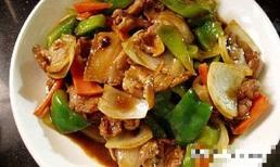 Khi xào ba chỉ lợn, bạn nhớ đừng cho trực tiếp vào chảo nhé! Thêm '1 bước' nữa, thịt không bị bã, thơm và mềm