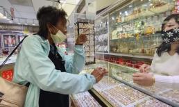 Được cho nhiều tiền, Kim Ngân lập tức mua vàng đeo để thoát mặc cảm nghèo