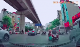 Tài xế xe máy tạt đầu ô tô, làm 'lá chắn' để giúp cụ bà sang đường