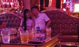 Đang ở cùng 'tay vịn' trong quán karaoke, chàng trai bị mẹ người yêu bắt gặp
