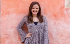 Một giáo viên 21 tuổi ở Hoa Kỳ đã quan hệ với một cậu bé 15 tuổi trên xe khi đưa cậu về nhà và bị mẹ của cậu bé tố cáo