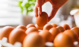 Các chuyên gia chăn nuôi cảnh báo trứng gà có 3 đặc điểm này cần tránh khi chọn mua