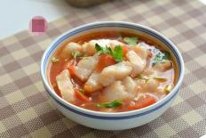 Canh cá cà chua được cả nam giới, phụ nữ và trẻ em ưa thích, chỉ cần nấu chưa đầy 10 phút là đã chín mềm, rất ngon miệng