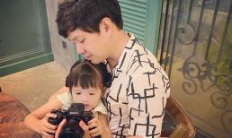 Ông xã Hoa hậu Đặng Thu Thảo truyền nghề cho con gái 3 tuổi, thế này thì mẹ sướng nhất rồi!