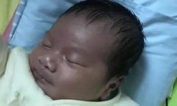 Đứa trẻ sinh ra đen thui khiến người mẹ suýt ngất xỉu, vài tháng sau nó đã chinh phục được cả gia đình bằng vẻ đẹp của mình