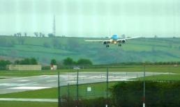 Thót tim cảnh máy bay chở khách chao đảo khi hạ cánh giữa gió lớn