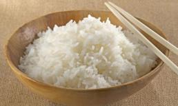 Bí quyết nấu cơm ngon: Muốn cơm ngon ngọt, để được lâu và không bị thiu, trước khi cắm điện nên cho thêm thứ gia vị này vào 