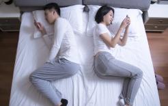 Tại sao các cặp vợ chồng trên 40 tuổi cần cố gắng ngủ giường riêng? Bởi vì có một lợi ích