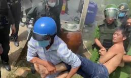 Công an khống chế kẻ ngáo đá đốt nhà bố mẹ rồi cố thủ bằng 'bom xăng'