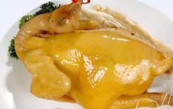 Cách luộc gà vàng ươm chỉ đơn giản thêm thứ này, gà luộc xong nhìn sẽ rất đẹp để cúng ngày mùng 1