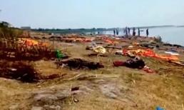 Kinh hoàng cảnh hàng chục thi thể nạn nhân Covid-19 trôi dạt vào bờ sông Ấn Độ